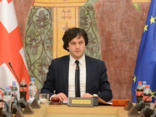 konstituciis-axal-redaqciaSi-yvela-SemoTavazeba-rom-agvesaxa-daaxloebiT-200-gverdian-dokumentze-gavidodiT