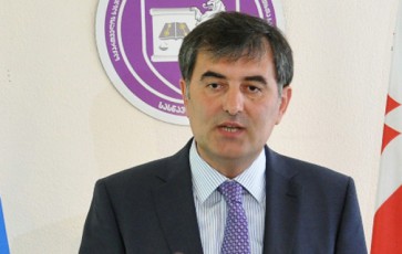 sozar-subari-gorSi-29-devnil-ojaxs-axali-binebis-gasaRebebs-gadascems