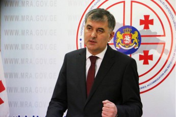 devnilTa-da-gansaxlebis-ministri-sozar-subari-da--ukrainis-droebiT-okupirebuli-teritoriebidan-iZulebiT-gadaadgilebul-pirTa-ministri-vadim-CerniSi--TanamSromlobis-memorandums-moaweren-xels
