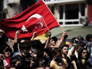 TurqeTSi-Catarebuli-referendumis-Sedegebis-saprotestod-stambolSi-asobiT-moqalaqem-demonstracia-gamarTa
