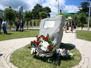 panaSvidi-13-ivnisis-stiqiis-Sedegad-daRupulTa-xsovnis-memorialTan