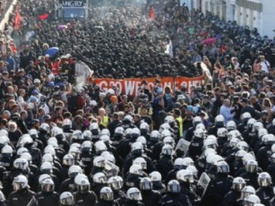 hamburgSi-policiam-manifestantebis-winaaRmdeg-cremlsadeni-gazi-da-wylis-Wavli-kidev-erTxel-gamoiyena