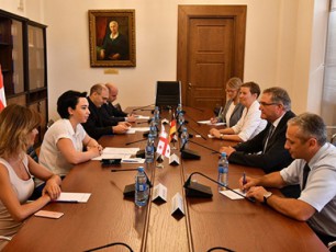 eka-beselia-germaniis-bundestagis-wevrs-doqtor-franc-iozef-iungs-Sexvda