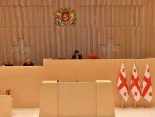 reglamentis-Sesabamisad-saparlamento-tribuna-calkeuli-deputatebis-gancxadebebs-daeTmo