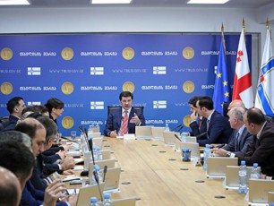 mariam-jaSi-genadi-margvelaSvili-da-simon-nozaZe-zurab-Jvanias-saxelobis-saxelmwifo-administrirebis-skolas-estumrnen