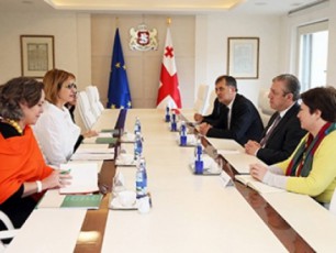 giorgi-kvirikaSvili-wiTeli-jvris-saerTaSoriso-komitetis-delegaciis-xelmZRvanels-Sexvda