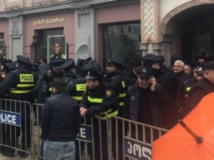 nacmoZraobis-informaciiT-policiam-aqciis-ori-monawile-Zalis-gamoyenebiT-sakrebulos-SenobaSi-Seiyvana