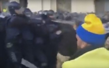 policiam-kievSi-saprotesto-aqciis-monawileebis-winaaRmdeg-gazi-gamoiyena