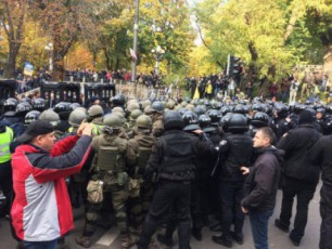 kievSi-saakaSvilis-mxardamWerebsa-da-policias-Soris-Sexla-Semoxla-moxda