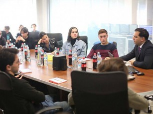 ilia-eloSvili-lentexisa-da-cageris-skolebis-moswavleebs-Sexvda
