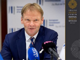 abreSumis-gzis-forumze-misasalmebeli-sityviT-evropis-sainvesticio-bankis-vice-prezidenti-vazil-hudaki-gamova