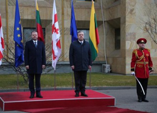 mTavrobis-administraciaSi-litvis-premier-ministris-daxvedris-oficialuri-ceremonia-gaimarTa