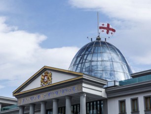 saqarTvelos-prezidentis-sasaxleze-saxelmwifo-droSa-daeSva
