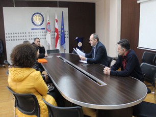 isnis-gamgeblis-iniciativiT-holbrukis-N6-Si-ukanonod-mcxovrebi-mosaxleobis-eleqtroenergiiT-momaragebis-sakiTxze-Sexvedra-gaimarTa