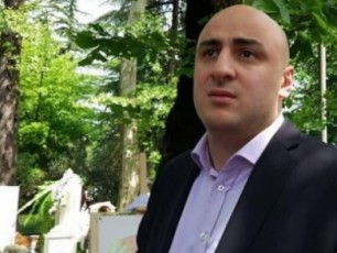 Tbilisis-sakrebuloSi-rom-vcemoT-qarTuli-ocnebis-deputatebi-kabinetSi-gamovketoT-Tavmjdomare-tyemalaZe-policia-ar-miva-da-aravin-daisjeba