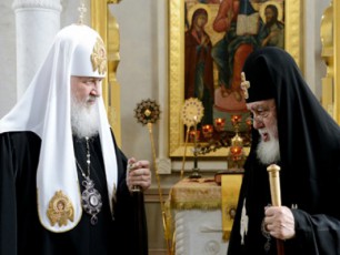 saqarTvelos-patriarqma-arCil-tatunaSvilis-saqmeze-ruseTis-patriarqisgan-sapasuxo-werili-miiRo