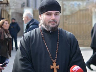 dRes-eklesiaze-midis-iseTi-Semoteva-rogoric-komunistebis-dros-iyo---patriarqi-xedavs-rom-eri-romelic-waiyvana-RvTisken-midis-RvTisgan