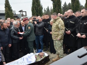 arCil-tatunaSvili-muxaTgverdis-ZmaTa-sasaflaoze-samxedro-pativiT-dakrZales