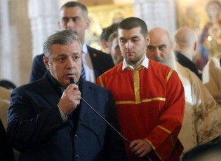 patriarqis-TxovniT-premierma-samebis-taZarSi-mrevls-mimarTa