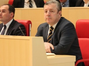 prezidentis-parlamentSi-gamosvlas-premier-ministri-da-mTavrobis-wevrebi-daeswrebian