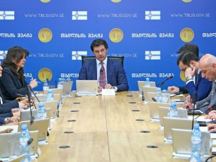 Tbilisis-meri-vardebis-revoluciis-moednisTvis-demokratiuli-respublikis-saxelis-miniWebis-iniciativas-mxars-uWers