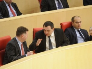 politikuri-kaprizi-gamoavlines-es-politikuri-farisevlobaa