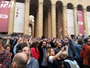 saprotesto-aqciis-monawileebi-mTavrobis-warmomadgenlebTan-Sexvedras-iTxoven