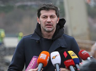 kaxa-kalaZe-vTavazobT-axalgazrdebs-mobrZandnen-Cveni-kari-Ria-aris