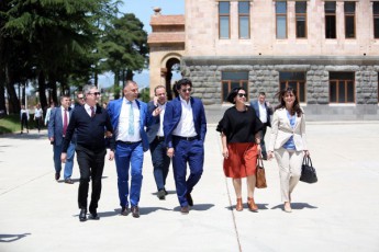 kaxa-kalaZem-kavkasiis-universitetis-axladgaxsnili-Senoba-daaTvaliera