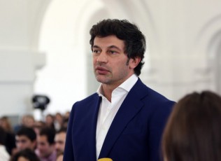 dRisiTac-akaveben-narkorealizatorebs-da-es-moqmedebs-ekonomikis-ganviTarebaze-gavaCeroT-yvelaferi