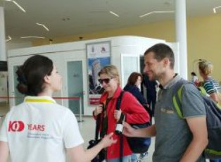 saqarTvelos-aeroportebSi-damoukideblobis-dResTan-dakavSirebiT-mgzavrebs-brendirebuli-Rvinoebi-da-tkbileuli-daurigdaT