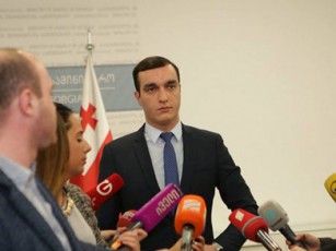 irakli-bendeliani-dedaqalaqis-meriis-mier-avtomanqanisa-da-mobiluri-telefonebis-SesyidvasTan-dakavSirebiT-opoziciis-braldebebs-pasuxobs
