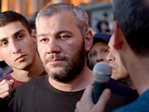 rogorc-adamianebi-ise-damideqiT-gverdiT-da-ara-rogorc-politikosebi