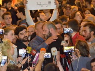 levan-dadunaSvilis-mama-mogiwodebT-vinc-Tqvens-Svilebs-xels-afarebT-Cveneba-misceT