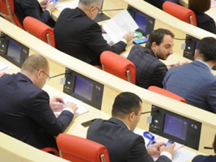 saparlamento-fraqciebi-mTavrobis-wevrebis-fraqciis-formatSi-dabarebas-veRar-SeZleben