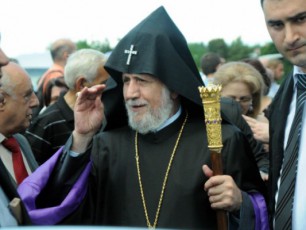 erevanSi-ramdenime-aseuli-adamiani-somxeTis-patriarqis-gadadgomas-iTxovs