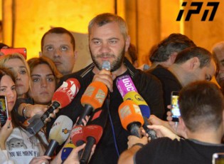 parlamentTan-zaza-saraliZis-solidarobis-aqcia-dasrulda