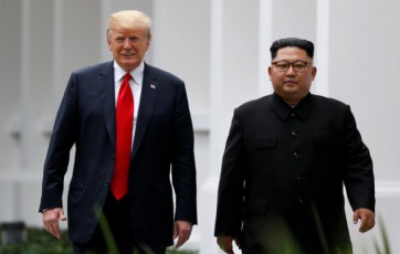 donald-trampma-da-kim-Cen-inma-erTobliv-dokuments-moaweres-xeli