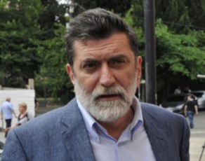 nukri-qanTaria-vfiqrob-cvlilebebis-dro-dgeba