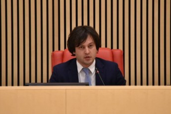 irakli-kobaxiZe-parlamentisa-wevrs-azer-suleimanovs-deputatis-mandati-ar-SeCerebia