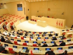 dRes-parlamentis-riggareSe-sxdomaze-mTavrobis-ganaxlebuli-Semadgenlobisa-da-samTavrobo-programisTvis-ndobis-gamocxadebis-sakiTxze-imsjeleben