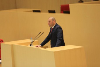 Cven-vawarmoebT-molaparakebebs-profesiuli-wreebidan-wamosul-Zalian-saintereso-kadrebTan-da-miRebuli-gvaqvs-Tanxmobebi