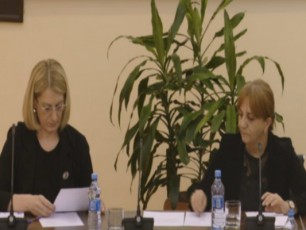 sagamoZiebo-komisiis-wevrebi-51-e-skolis-direqtorsa-da-mis-moadgiles-kiTxaven