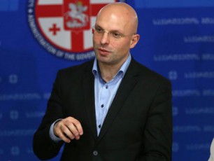 am-qveyanaSi-ori-miliarderis-ojaxi-cxovrobda-da-orive-miliarderis-ojaxs-Cemi-diplomiT-vemsaxurebodi