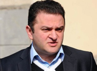 Tuki-parlamentis-Tavmjdomare-acxadebs-rom-konstitucia-raRac-kompromisebis-safuZvelze-raRac-politikur-mocemulobas-moergo-minimum-Cven-es-unda-gvcodnoda