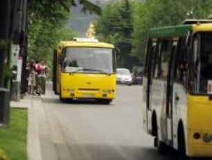 kaxa-kalaZe-yviTeli-avtobusebi-mTlianad-Canacvldeba