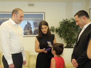 premier-ministrma-beri-gabriel-salosis-quCaze-specoperaciisas-daRupuli-specrazmeli-ivane-golaSvili-vaxtang-gorgaslis-pirveli-xarisxis-ordenze-waradgina