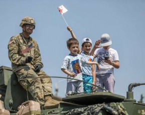 aSS-is-samxedro-uwyeba-goreli-bavSvebis-fotos-aqveynebs