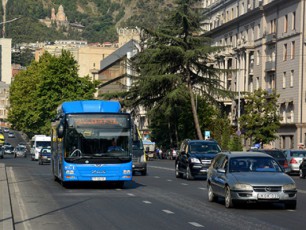 axali-avtobusebis-Sesyidvis-mizniT-gamocxadebul-tenderSi-gamarjvebuli-gamovlenilia