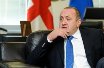mTeli-politikuri-elita-erT-adamians-mipirispirdeboda---margvelaSvili-kenWs-aRar-iyris